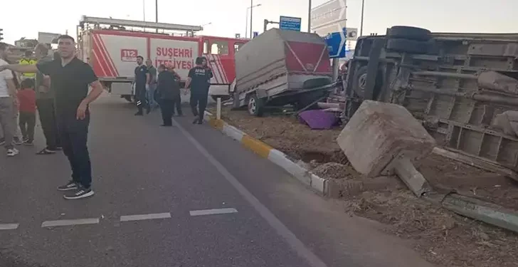 Tarım işçilerini taşıyan minibüs devrildi 15 Yaralı