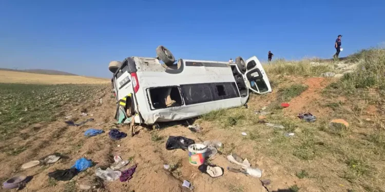 Tarım işçilerini taşıyan minibüs devrildi 15 yaralı