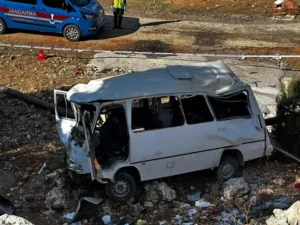 Tarım işçilerini taşıyan minibüs şarampole yuvarlandı 5 ölü, 14 yaralı Tarım işçilerini taşıyan minibüs şarampole yuvarlandı 5 ölü, 14 yaralı