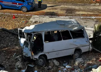Tarım işçilerini taşıyan minibüs şarampole yuvarlandı 5 ölü, 14 yaralı