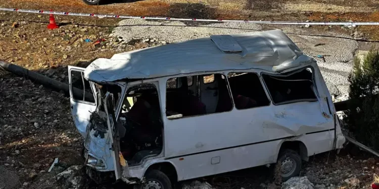 Tarım işçilerini taşıyan minibüs şarampole yuvarlandı 5 ölü, 14 yaralı