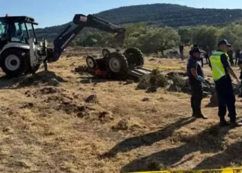 Tarlada devrilen traktörün altında kalan çift, öldü