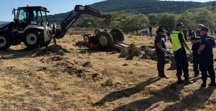 Tarlada devrilen traktörün altında kalan çift, öldü