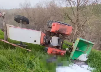 Tarlaya gübre atarken traktörün altında kaldı