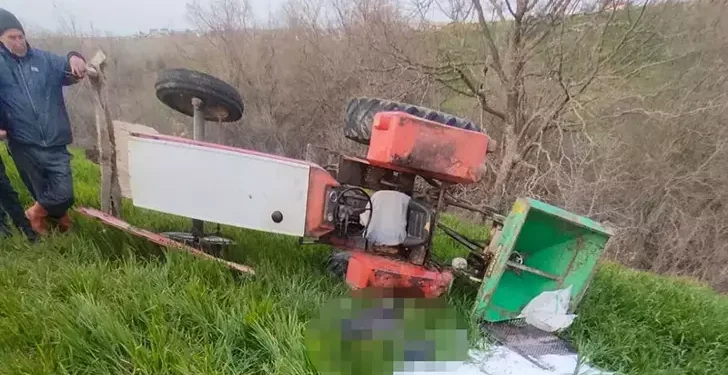 Tarlaya gübre atarken traktörün altında kaldı