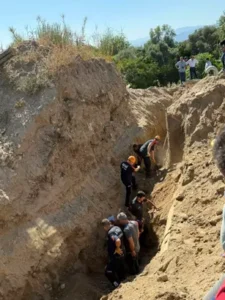 Tarlaya su hattı için kazı yaparken göçük altında kaldı
