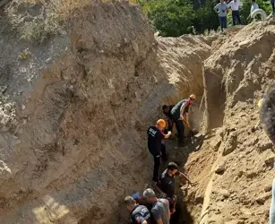 Tarlaya su hattı için kazı yaparken göçük altında kaldı