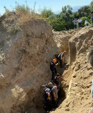 Tarlaya su hattı için kazı yaparken göçük altında kaldı