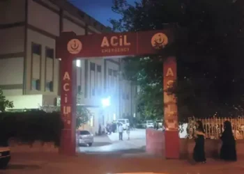 Tartıştığı karısını sokak ortasında bıçaklayarak öldürdü