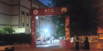 Tartıştığı karısını sokak ortasında bıçaklayarak öldürdü