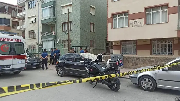 Tartıştığı üvey annesi ve kız kardeşini öldürdü Konya'da Rahman Öztürk, evde tartıştığı üvey annesi Dursuniye Öztürk ve kız kardeşi Esmanur Öztürk'ü boğazlarını