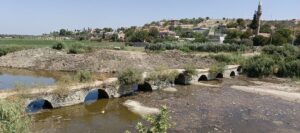 Taşköprü temizliğinde sütun parçası bulundu (1)