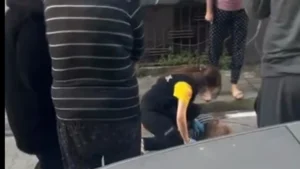 Aydın‘ın Efeler ilçesinde, temizliğe gittiği evde cam silerken 5’inci kattan
