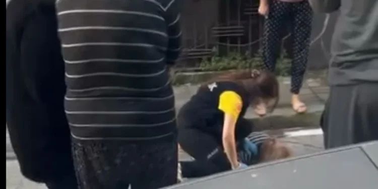 Temizlik yaparken 5'inci kattan düştü