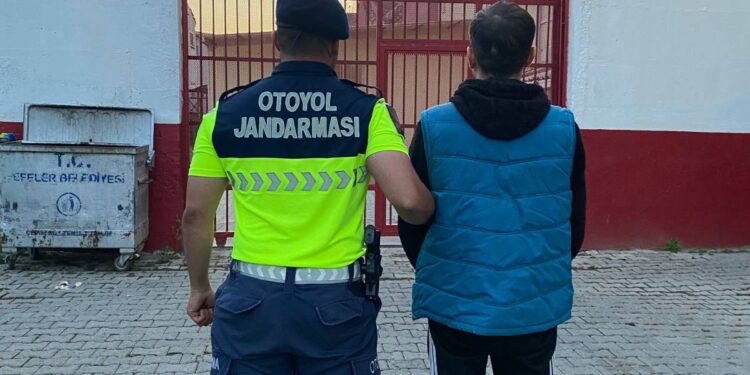 Terör örgütü üyesi kaçak göçmenlerle birlikte yakalandı