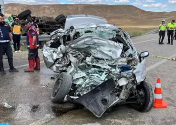 Ters yöne giren otomobil kazaya neden oldu 3 ölü 2 yaralı (1)