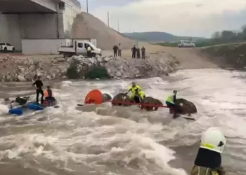 Traktör akıntıya kapıldı, 10 işçi vinç yardımıyla kurtarıldı (2)