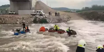 Traktör akıntıya kapıldı, 10 işçi vinç yardımıyla kurtarıldı (2)