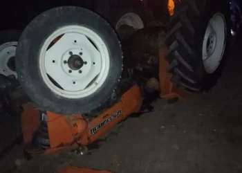 Traktör devrildi, sürücü yaşamını yitirdi