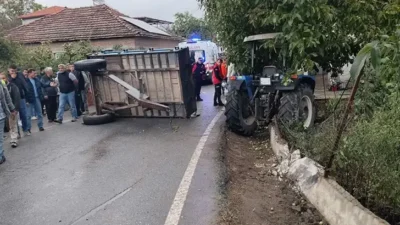 Balıkesir’in İvrindi ilçesinde, tarladan dönen işçileri taşıyan traktörün römorkunun devrilmesi