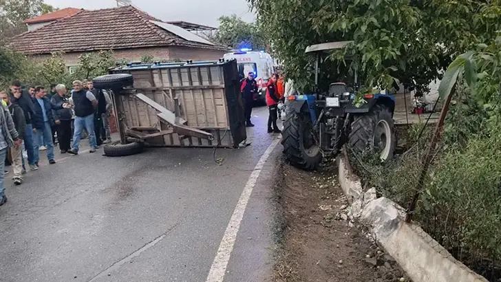 Traktör römorku devrildi 23 tarım işçisi yaralı Balıkesir’in İvrindi ilçesinde, tarladan dönen işçileri taşıyan traktörün römorkunun devrilmesi