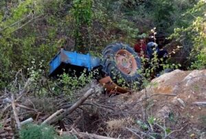 Traktörle 150 metrelik uçuruma yuvarlandı Traktörle 150 metrelik uçuruma yuvarlandı