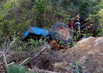 Traktörle 150 metrelik uçuruma yuvarlandı