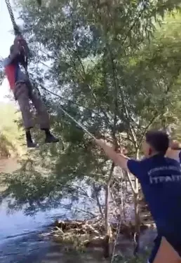 Traktörüyle Menderes Nehri'nde mahsur kaldı