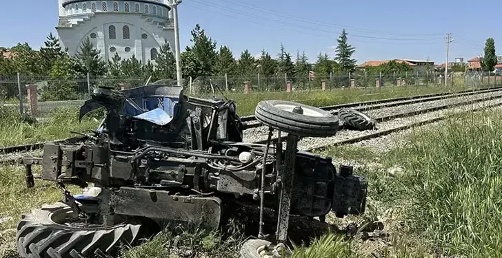 Tren hemzemin geçitte traktöre çarptı