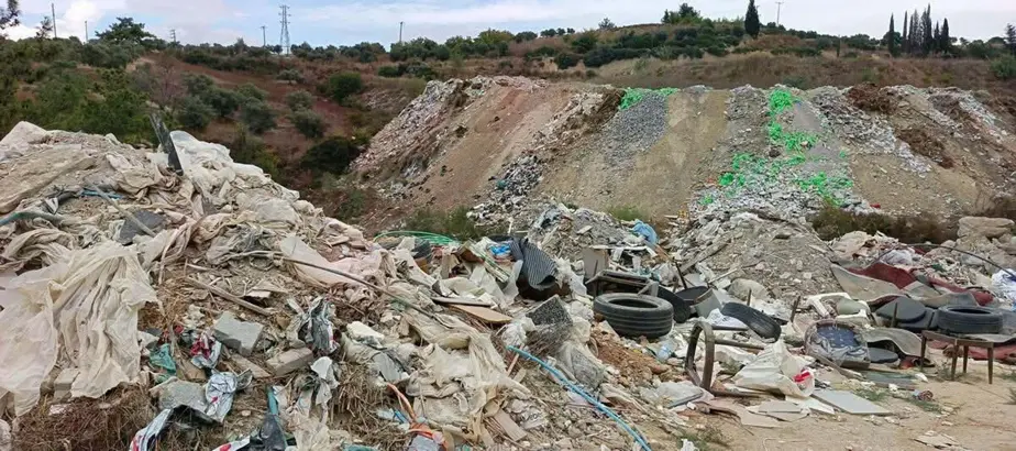 Tülüşahın yetiştiği alan moloz tehdidi altında Aydın’ın Kuşadası ilçesi, Yaylaköy Mahallesi’ndeki, zeytinlik ve kızılçam ağaçlarının bulunduğu
