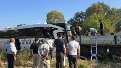 Muğla'nın Milas ilçesinde tur otobüsü, aynı yöne giden TIR'a arkadan