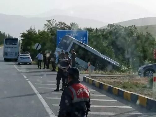Tur otobüsü şarampole düştü 16 yaralı