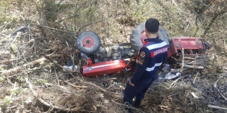 Koçarlı’da yaşlı çiftçi devrilen traktörün altında kaldı