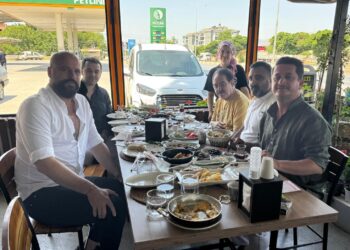 Ünlü sanatçı İncirliova’da kahvaltı yaptı