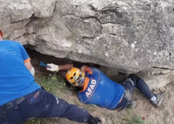 Üzerine devrilen kayanın altında can verdi