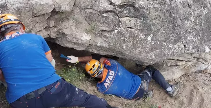 Üzerine devrilen kayanın altında can verdi