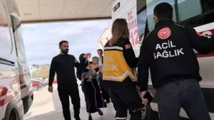 Üzerine kaynar su dolu çaydanlık devrildi Üzerine kaynar su dolu çaydanlık devrildi