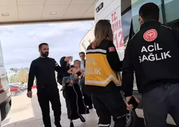 Üzerine kaynar su dolu çaydanlık devrildi