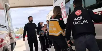 Üzerine kaynar su dolu çaydanlık devrildi
