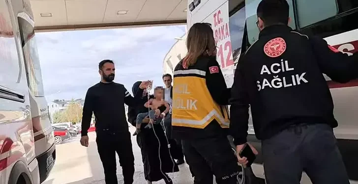 Üzerine kaynar su dolu çaydanlık devrildi