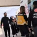 Üzerine kaynar su dolu çaydanlık devrildi