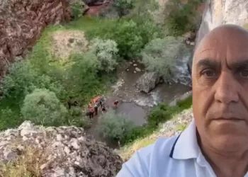 Vadi gezintisinde 30 metrelik uçurumdan düştü