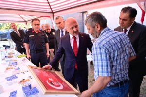 Vali Varol'dan Tayfun Baş'ın ailesine İncirliova’da anlamlı ziyaret (2) Vali Varol'dan Tayfun Baş'ın ailesine İncirliova’da anlamlı ziyaret (2)