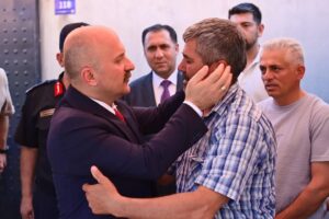 Vali Varol'dan Tayfun Baş'ın ailesine İncirliova’da anlamlı ziyaret (3) Vali Varol'dan Tayfun Baş'ın ailesine İncirliova’da anlamlı ziyaret (3)