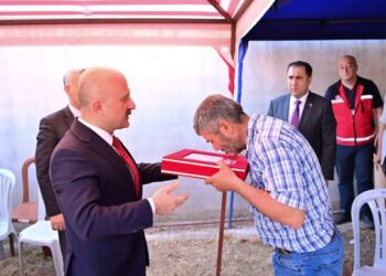 Vali Varol'dan Tayfun Baş'ın ailesine İncirliova’da anlamlı ziyaret (4)
