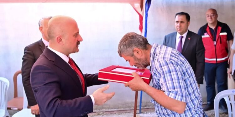 Vali Varol'dan Tayfun Baş'ın ailesine İncirliova’da anlamlı ziyaret (4)