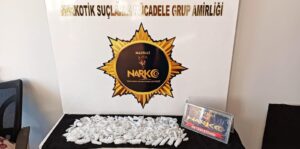 Aydın’ın Nazili İlçesinde polis ekipleri bir yolcu otobüsünü durdurarak yaptığı