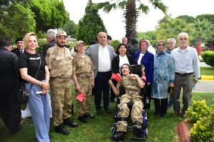 Engelli gençler asker oldu, terhis belgesini başkandan aldılar
