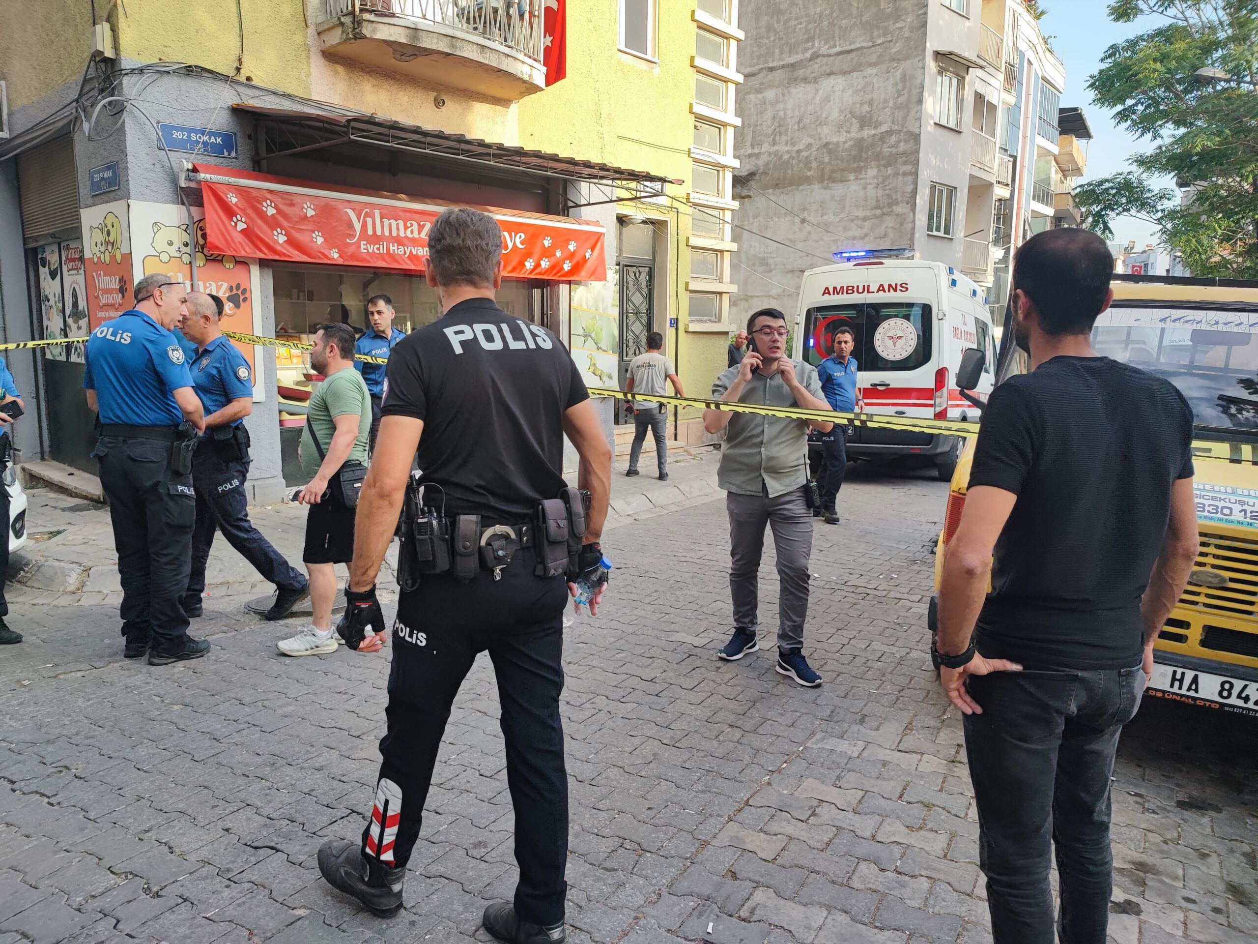 Kavga ettiği eşini döverek öldürdü