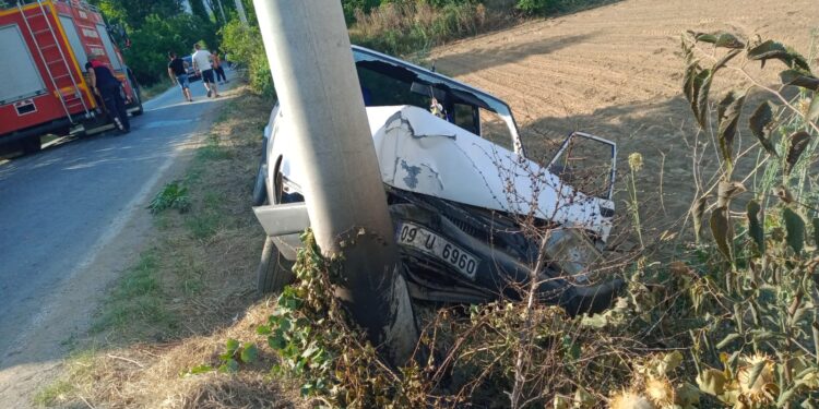 Elektrik direğine çarptı: 1 yaralı